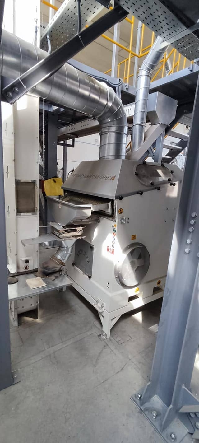 Vibrating destoner deck stratifying seeds and stones